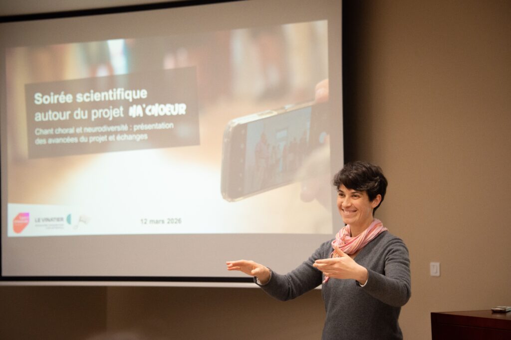 Maude introduit la soirée scientifique autour du Ha'Choeur