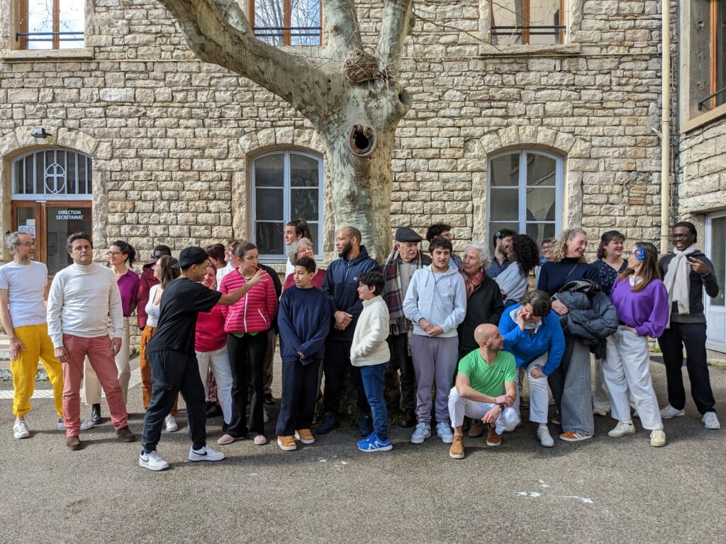 le Ha'choeur et les familles réunies pour une photo de groupe